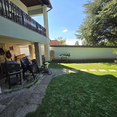 House With Garden Near Vienna & Airport Apartment *