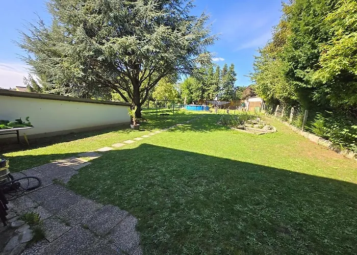 House With Garden Near Vienna & Airport Apartment *